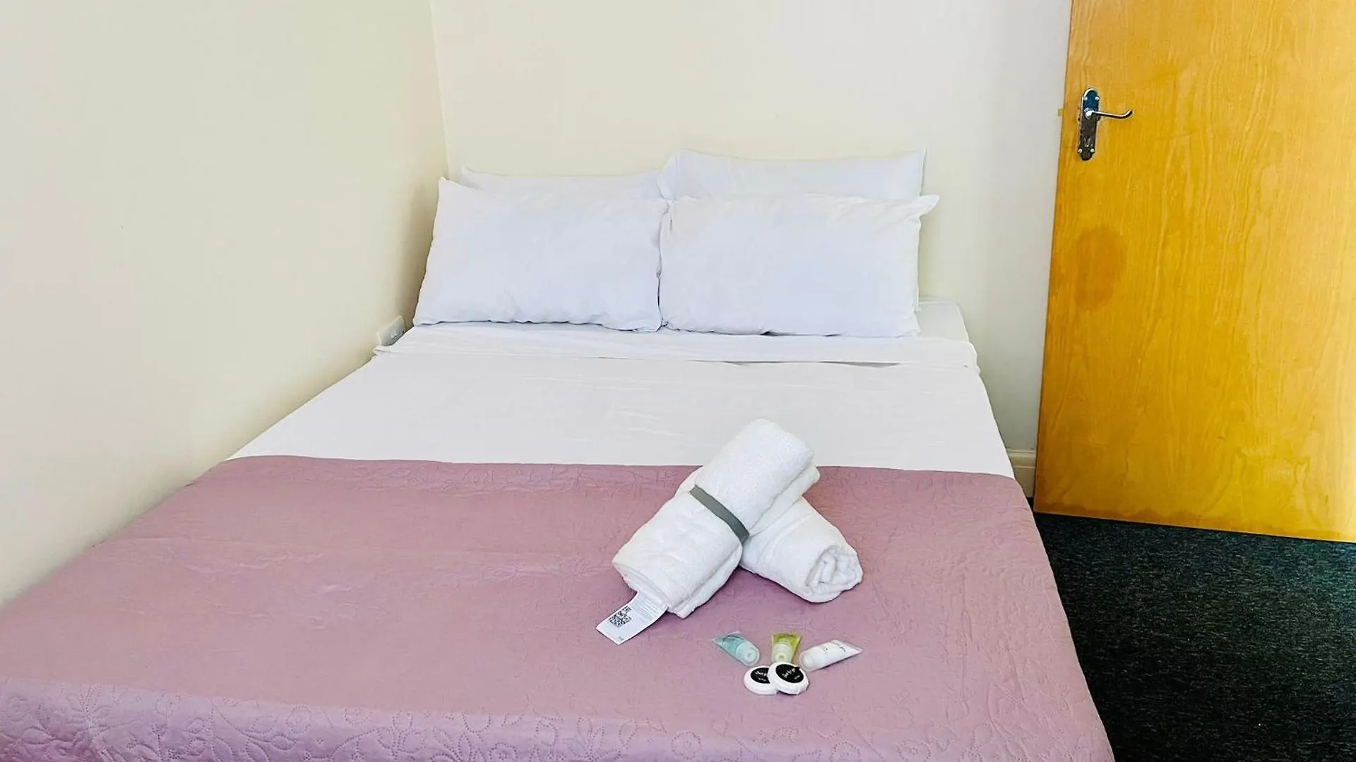 Guest house Ensuite Family Room In Stratford London