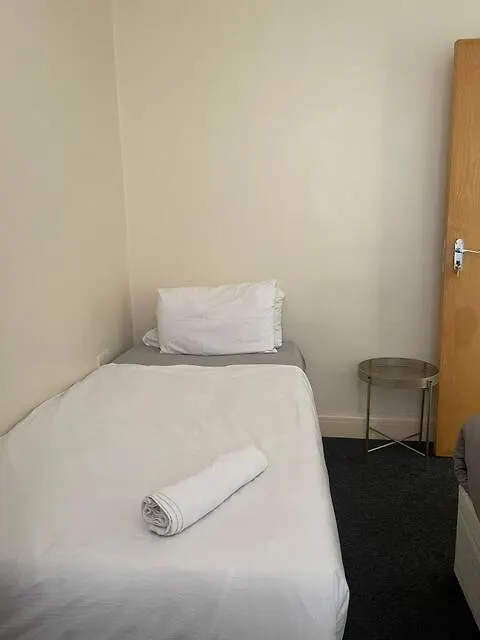 Guest house Ensuite Family Room In Stratford London